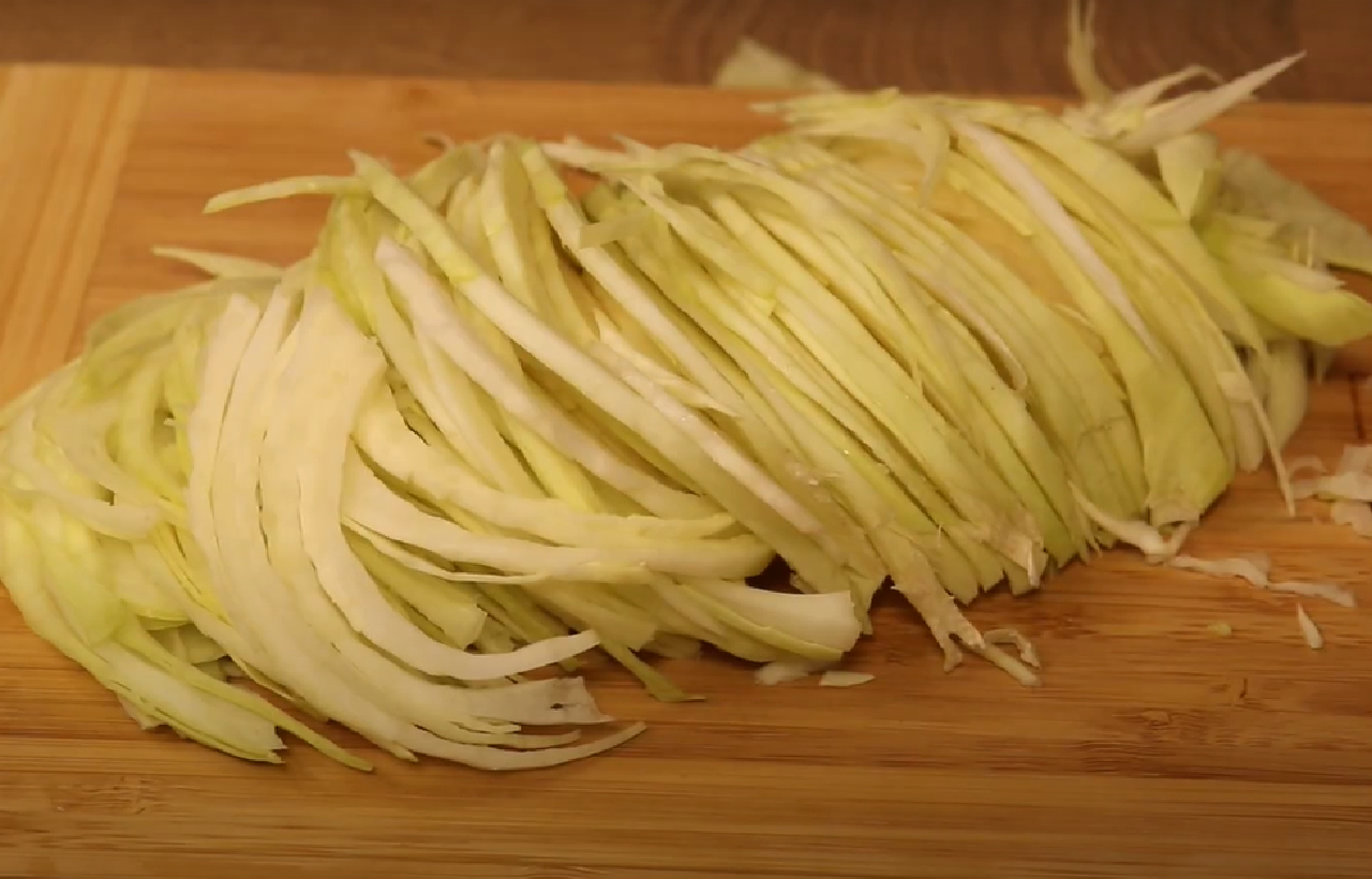 Капустяна паляничка: рецепт легкої страви для перекусу всього з трьох інгредієнтів